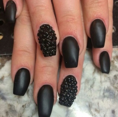 Conception d'ongles en noir, avec vernis noir, or, argent, strass. Nouveaux objets et photos