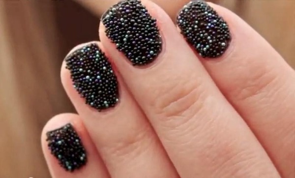 Conception d'ongles en noir, avec vernis noir, or, argent, strass. Nouveaux objets et photos