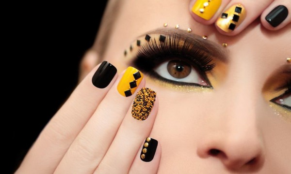 Conception d'ongles en noir, avec vernis noir, or, argent, strass. Nouveaux objets et photos