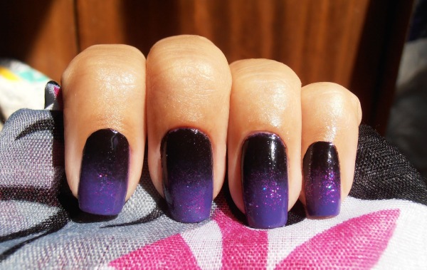 Conception d'ongles en noir, avec vernis noir, or, argent, strass. Nouveaux objets et photos