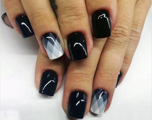 Conception d'ongles en noir, avec vernis noir, or, argent, strass. Nouveaux objets et photos