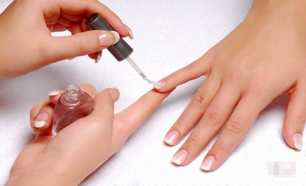 Comment renforcer les ongles avec du gel sous vernis gel. Quels gels sont les meilleurs à utiliser, comment la procédure se déroule étape par étape. Instruction avec photo