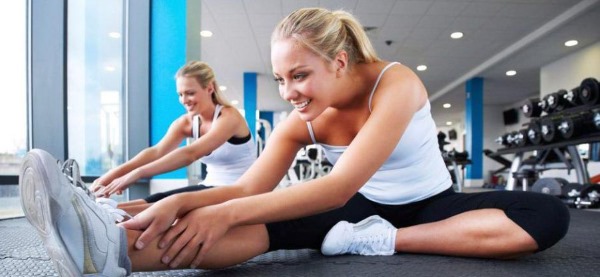 Entraînements pour gagner de la masse musculaire pour les filles: force, entraînement cardio, échauffement