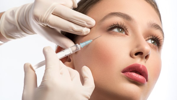 Qu'est-ce que la bio-revitalisation du visage, en quoi elle diffère de la mésothérapie, des charges. Indications, contre-indications, conséquences. Une photo