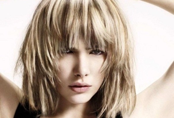 Bangs 2020 pour cheveux moyens: obliques, déchirés, beaux, courts, en cascade, asymétriques. Tendances de la mode avec photos