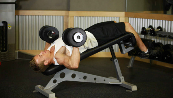 Exercices d'haltères à la maison. Programme d'entraînement pour femmes et hommes: gonflement des bras, des muscles du corps, prise de poids