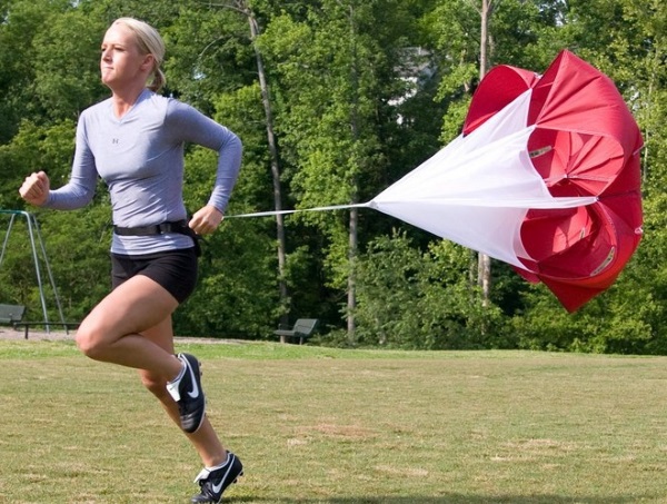 Comment augmenter l'endurance physique, la force, la vitesse en course, la natation, la lutte, la force, les muscles et développer la respiration: moyens et méthodes d'entraînement du corps