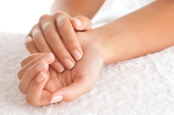 Traitement des ongles sur les mains et les pieds après vernis gel, extension. Recettes folkloriques, produits pharmaceutiques, système IBX