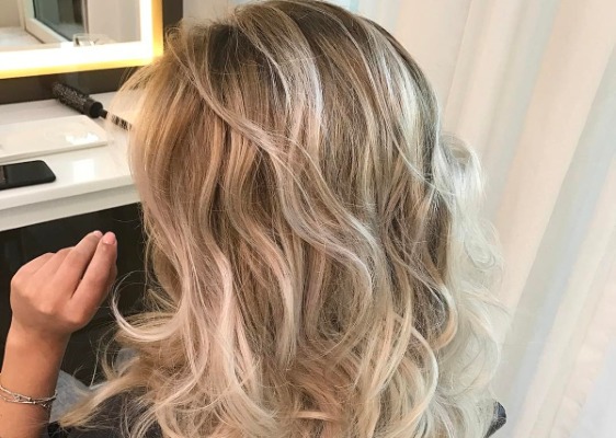 Balayage pour cheveux blonds mi-longs, courts, longs, technique de teinture avec assombrissement, photo