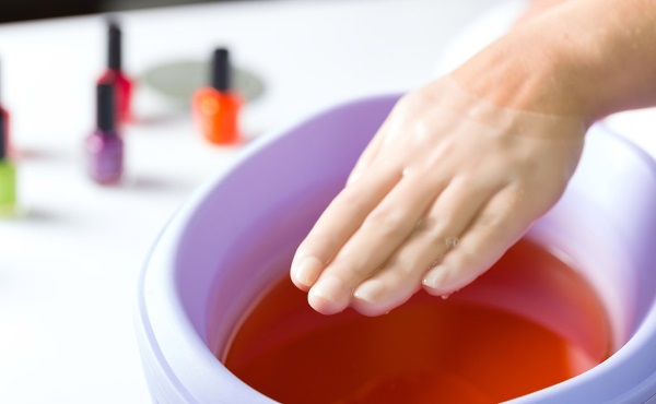 Bains de paraffine pour les mains et les pieds. Avantages, mode d'emploi à la maison, recettes de compositions