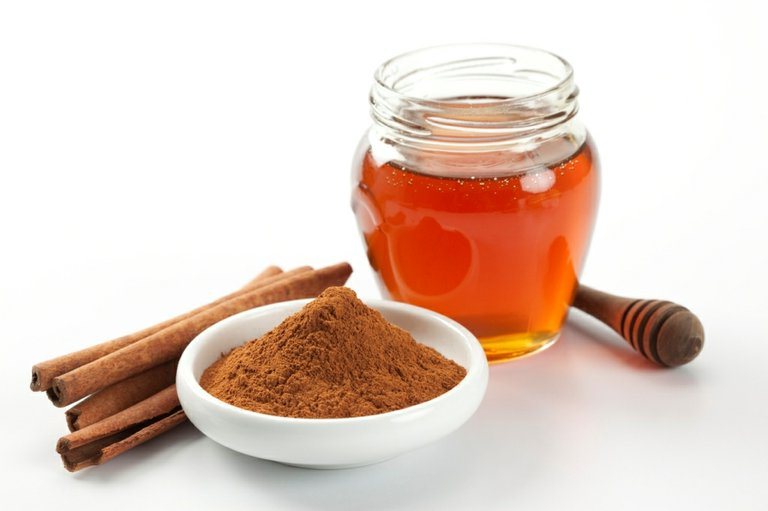 Gommage du marc de café pour le visage et le corps, pour perdre du poids de la cellulite. Recettes avec du miel, du sel, du sucre, du beurre. Comment préparer et utiliser à la maison