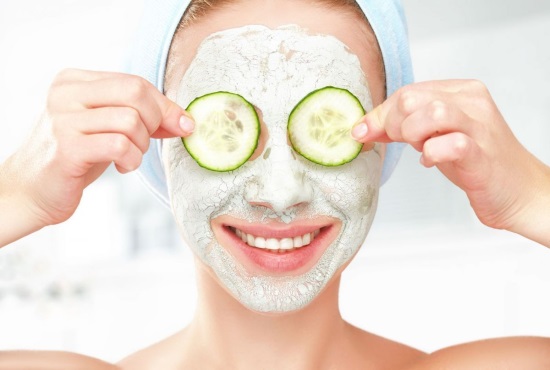 Masque facial raffermissant. Recettes avec de l'amidon comme le botox, le blanc d'oeuf, la farine d'avoine, l'argile, la gélatine, les graines de lin. Comment se préparer et postuler