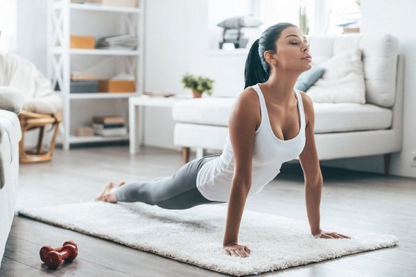 Exercices du dos dans la salle de sport pour les filles: basiques, meilleurs, plus efficaces