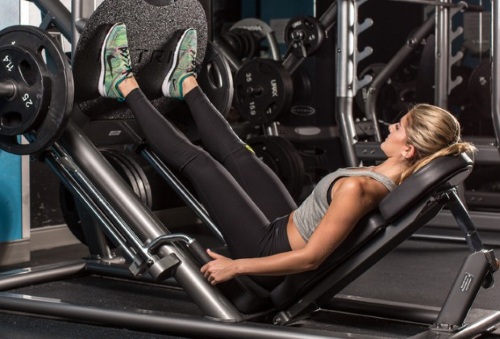 Exercices pour les fesses pour les filles à la maison et à la salle de sport: basiques, avec des haltères, isolant sur les jambes