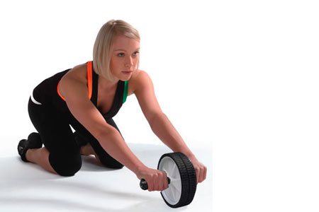 Exercices avec une roue de gymnastique pour femmes. Avantages après l'accouchement, hernie rachidienne, ostéochondrose, contre-indications. Complexe pour les débutants