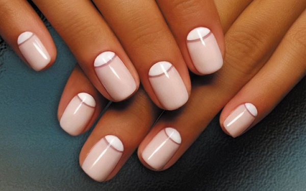 Français sur les ongles. Photo 2020, nouveaux articles: vernis gel blanc avec un motif, conceptions et idées de printemps, d'automne, d'été, d'hiver