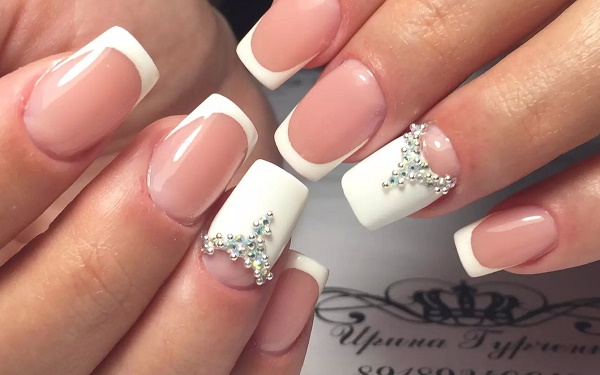 Le français sur les ongles. Photo 2020, nouveaux articles: vernis gel blanc avec un motif, conceptions et idées de printemps, d'automne, d'été, d'hiver