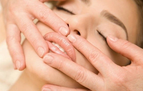 Massage facial buccal seul à la maison. Formation, technique de conduite étape par étape avec une photo