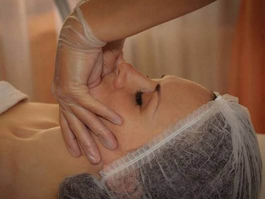 Massage facial buccal seul à la maison. Formation, technique de conduite étape par étape avec une photo