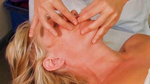 Massage facial buccal seul à la maison. Formation, technique de conduite étape par étape avec une photo