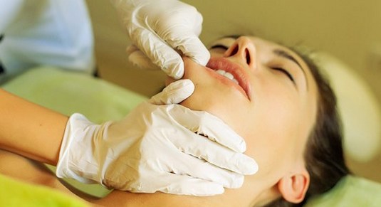 Massage facial buccal seul à la maison. Formation, technique de conduite étape par étape avec une photo