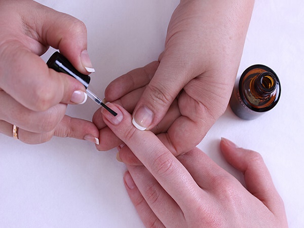 Qu'est-ce qu'un apprêt à ongles et à quoi sert-il, pour vernis gel, gomme laque, sans acide. Comment l'utiliser