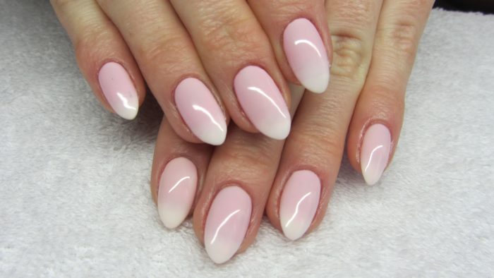 Français sur ongles en forme d'amande 2020: classique, lune, avec strass, pierres, motif, dentelle, inversé, inversé, géométrique. Une photo