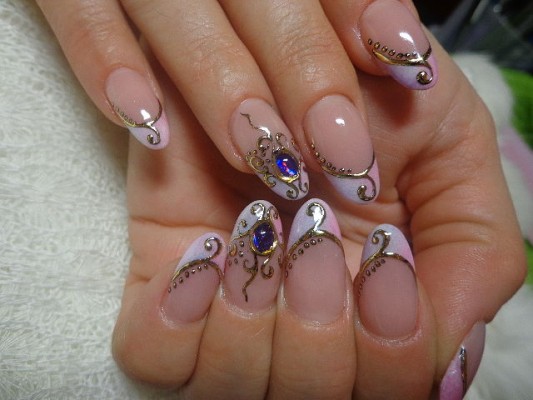 Français sur ongles en forme d'amande 2020: classique, lune, avec strass, pierres, motif, dentelle, inversé, inversé, géométrique. Une photo