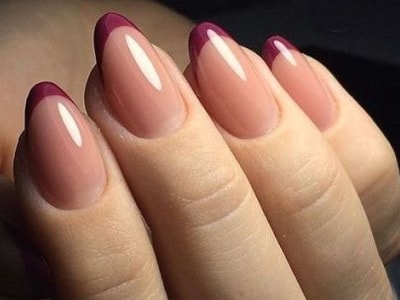 Français sur ongles en forme d'amande 2020: classique, lune, avec strass, pierres, motif, dentelle, inversé, inversé, géométrique. Une photo