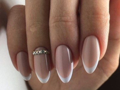 Français sur ongles en forme d'amande 2020: classique, lune, avec strass, pierres, motif, dentelle, inversé, inversé, géométrique. Une photo