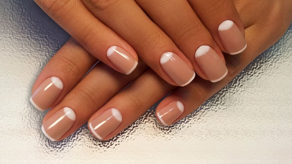 Français sur les ongles. Photo 2020, nouveautés: vernis gel blanc avec un motif, belle ombre, dégradé, géométrie shellac