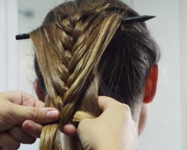 Comment tresser une tresse avec un ruban, un kanekalon, un crayon, des cheveux lâches, une cascade, une queue de poisson, autour de la tête. Photo, instructions étape par étape pour les débutants