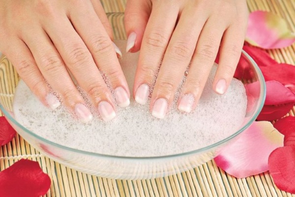 Comment renforcer les ongles pour qu'ils ne s'exfolient pas et ne se cassent pas à la maison La raison de la fragilité, comment traiter