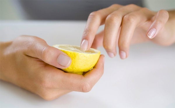 Comment renforcer les ongles pour qu'ils ne s'exfolient pas et ne se cassent pas à la maison La raison de la fragilité, comment traiter