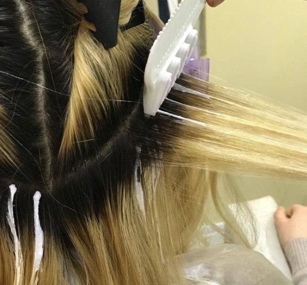 Mise en évidence sur cheveux blonds avec des mèches foncées: revers, couleur, californien. Instructions étape par étape avec photo