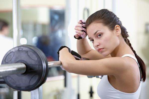 Programme d'entraînement quotidien pour les filles à la maison et au gymnase. Un ensemble d'exercices pour perdre du poids et prendre du poids