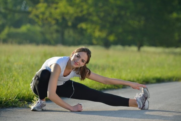 Exercices d'étirement et de flexibilité de tout le corps, du dos et de la colonne vertébrale, pour la ficelle à la maison