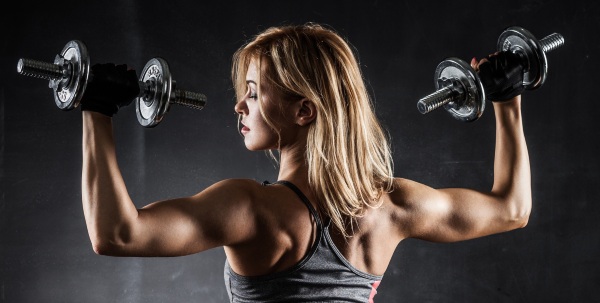 Exercices avec des haltères sur les épaules à la maison pour hommes et femmes