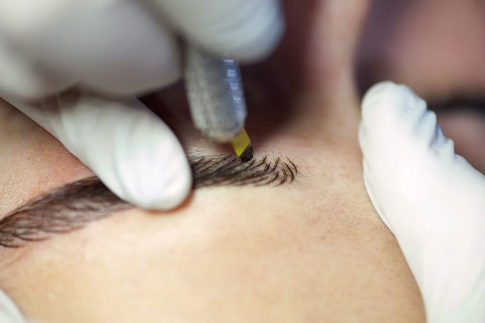 Tatouage des sourcils: méthode capillaire. Avantages et inconvénients, contre-indications, caractéristiques de mise en œuvre, photos avant et après