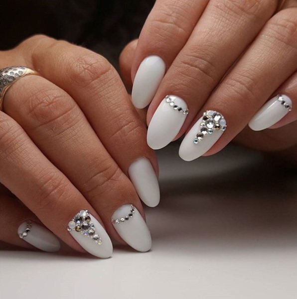 Manucure blanche. Photo, nouveau design 2020 pour ongles courts et longs avec frottement, pierres, paillettes, argent, or, français avec un motif, strass