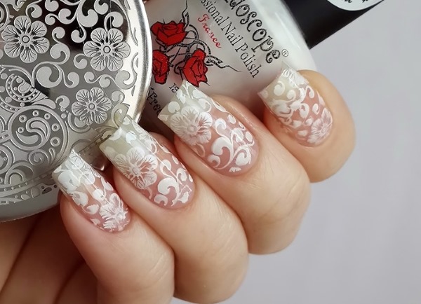 Manucure blanche. Photo, nouveau design 2020 pour ongles courts et longs avec frottement, pierres, paillettes, argent, or, français avec un motif, strass