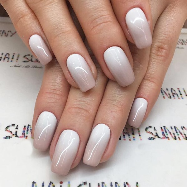 Manucure blanche. Photo, nouveau design 2020 pour ongles courts et longs avec frottement, pierres, paillettes, argent, or, français avec un motif, strass