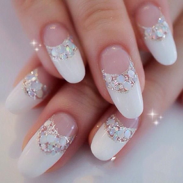 Manucure blanche. Photo, nouveau design 2020 pour ongles courts et longs avec frottement, pierres, paillettes, argent, or, français avec un motif, strass