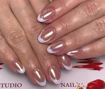 Français sur ongles en forme d'amande: nouveau en 2020. Design avec strass, paillettes, frottements, motif de vernis gel