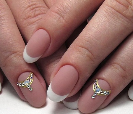 Français sur ongles en forme d'amande: nouveau en 2020. Design avec strass, paillettes, frottements, motif de vernis gel