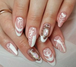 Français sur ongles en forme d'amande: nouveau en 2020. Design avec strass, paillettes, frottements, motif de vernis gel