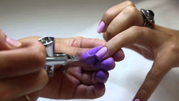 Dégradé sur les ongles avec du vernis gel: photos, tendances de la mode. Comment choisir une couleur et la fabriquer à la maison avec une éponge, un pinceau sans bulles