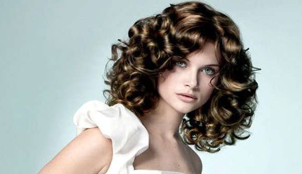 Cheveux permanentés: grandes boucles pour cheveux moyens. Instructions étape par étape, photo. Comment coiffer et restaurer les cheveux