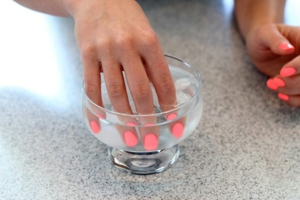 Comment sécher rapidement le vernis gel sur les ongles sans sèche-cheveux, repassage, lampes à la maison