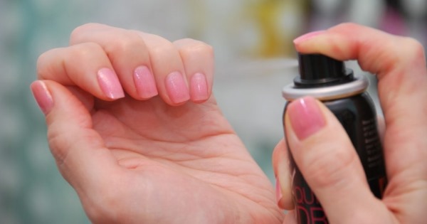 Comment sécher rapidement le vernis gel sur les ongles sans sèche-cheveux, repassage, lampes à la maison